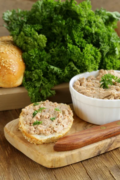 Collation de viande maison pâté de foie de poulet au persil — Photo