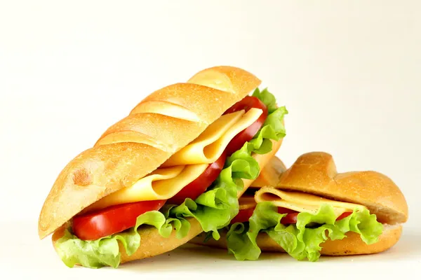 Sanduíche fresco com legumes, salada verde e queijo — Fotografia de Stock