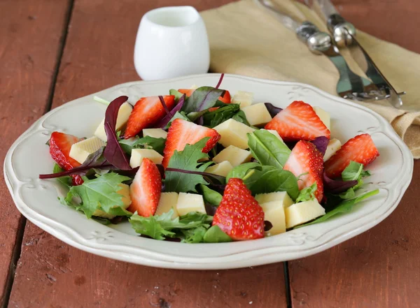 Salade gastronomique aux fraises et au fromage frais — Photo