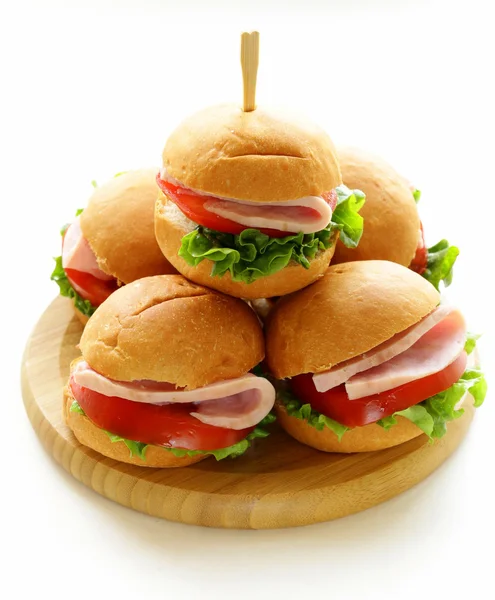 Mini hamburger con prosciutto e verdure spuntini per feste e picnic — Foto Stock