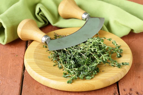 Fresh fragrant green thyme on a cutting board — Stock Photo, Image