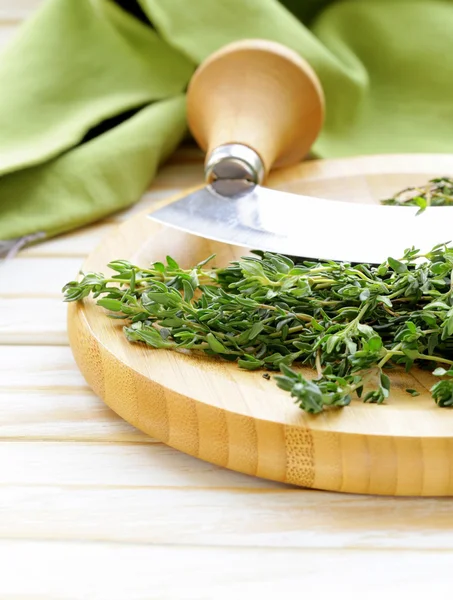 Harum segar thyme hijau di papan potong — Stok Foto