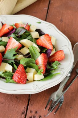 gurme taze çilek ve peynir salatası