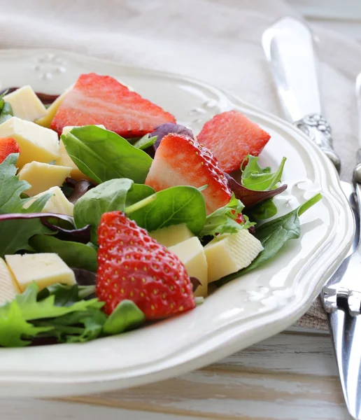 Gourmet salad with fresh strawberries and cheese — Stock Photo, Image