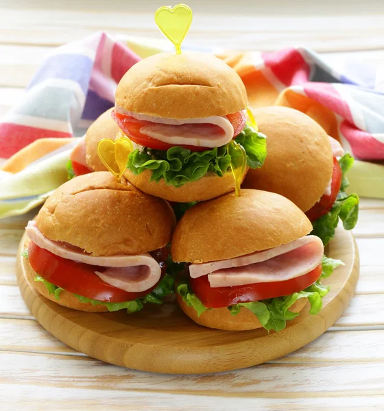 Mini hambúrgueres com presunto e legumes lanches para festas e piqueniques — Fotografia de Stock