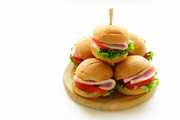 Mini hamburger con prosciutto e verdure spuntini per feste e picnic — Foto Stock