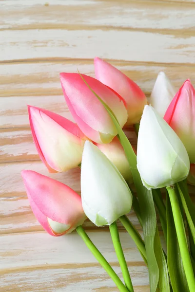 Białe i różowe tulipany na tle drewniane — Zdjęcie stockowe