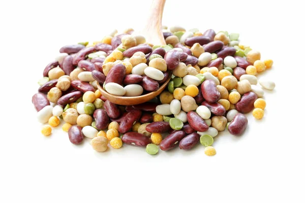 Sortimento de diferentes tipos de feijão - feijão vermelho, grão de bico, ervilhas — Fotografia de Stock