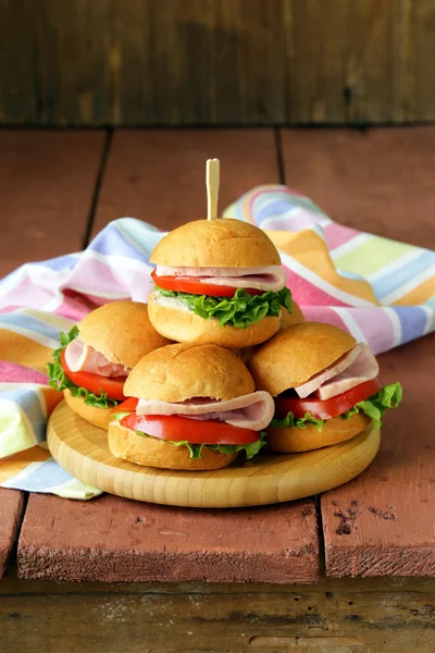 Mini hamburguesas con jamón y verduras - snacks para fiestas y picnics — Foto de Stock
