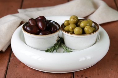marine edilmiş yeşil ve Siyah Zeytin (kalamata) seramik kase