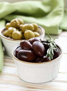 marine edilmiş yeşil ve Siyah Zeytin (kalamata) seramik kase