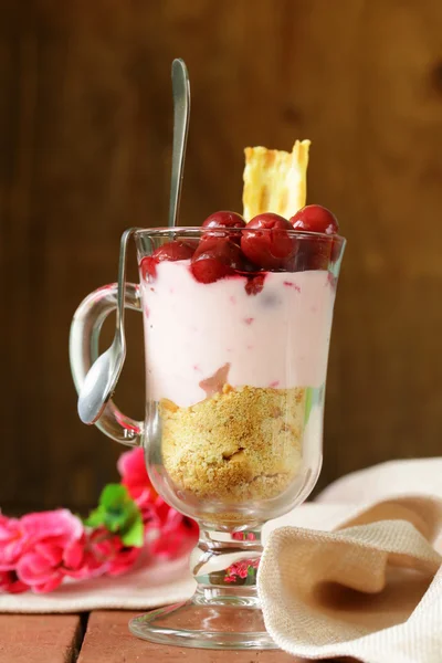 Mejeri dessert bagatell med körsbär i ett glas — Stockfoto