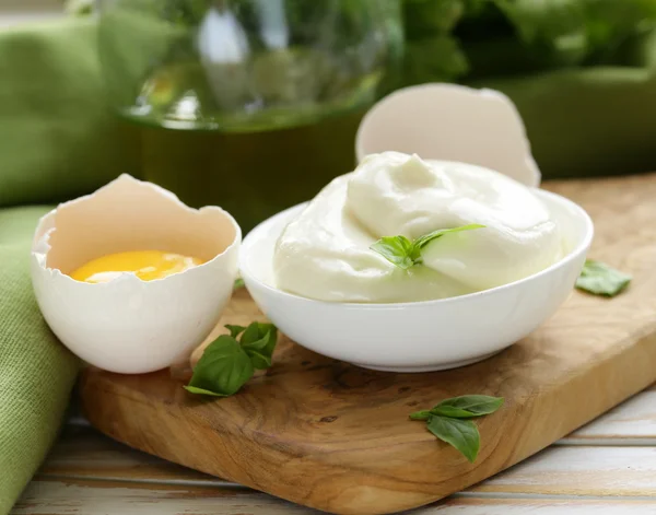 Natürliche Ei-Mayonnaise-Sauce in einer weißen Schüssel — Stockfoto