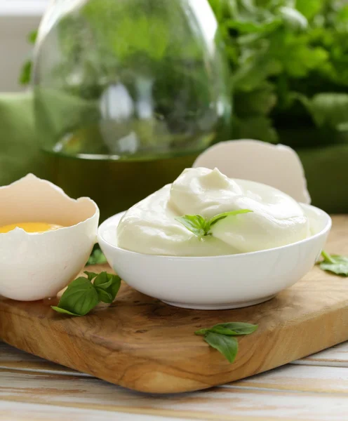 Sauce mayonnaise oeuf naturel dans un bol blanc — Photo