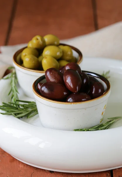 Olive marinate verdi e nere (Kalamata) in una ciotola di ceramica — Foto Stock