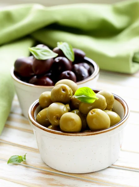 Marynowane zielone i czarne oliwki (kalamata) do miski ceramiczne — Zdjęcie stockowe