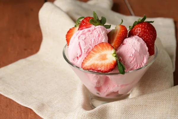 Strawberry ice cream served with fresh berries — Stock Photo, Image