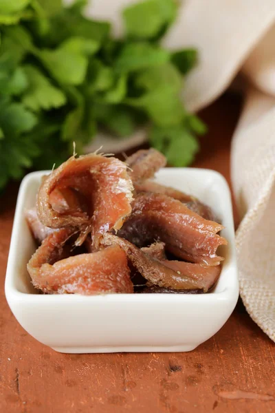 Filetes de anchoas marinadas enlatadas en un tazón blanco — Foto de Stock