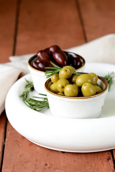 Olives vertes et noires marinées (Kalamata) dans un bol en céramique — Photo