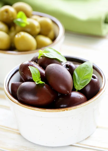 Marinated green and black olives (Kalamata) in a ceramic bowl — Stock Photo, Image