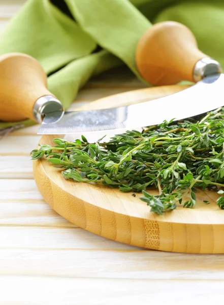 Harum segar thyme hijau di papan potong — Stok Foto