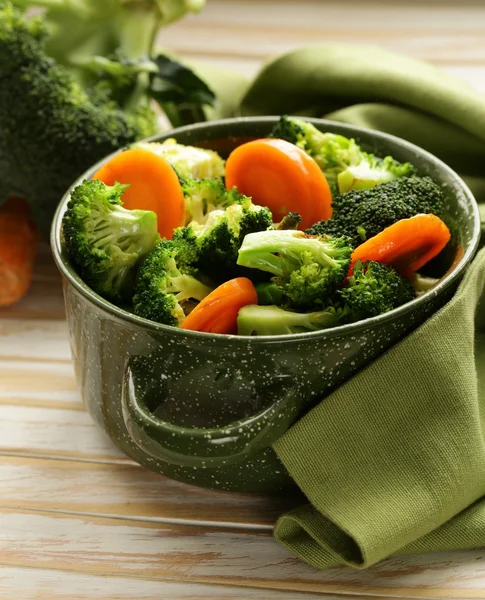 Gemengde groenten met wortelen en broccoli smakelijke garneer — Stockfoto