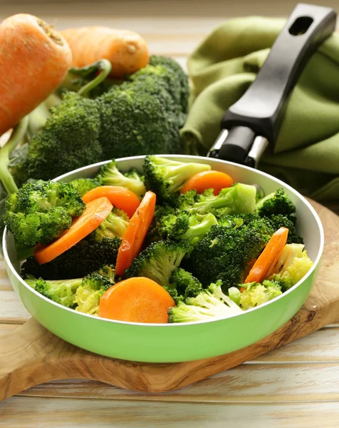 Verdure miste con carote e broccoli guarnire gustoso — Foto Stock