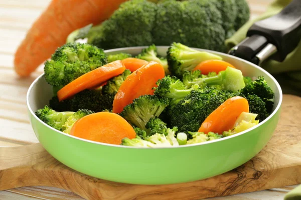 Змішані овочі з морквою та брокколі смачний гарнір — стокове фото