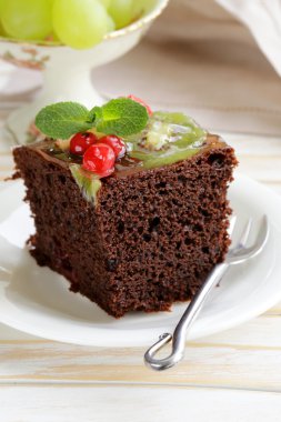 Piernik czekoladowy tort ozdobiony różnych owoców