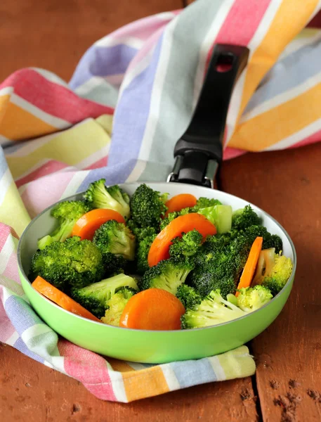 Смешанные овощи с морковью и брокколи вкусный гарнир — стоковое фото
