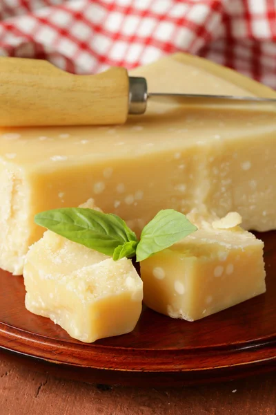Кусок свежего вкусного твердого сыра пармезан — стоковое фото