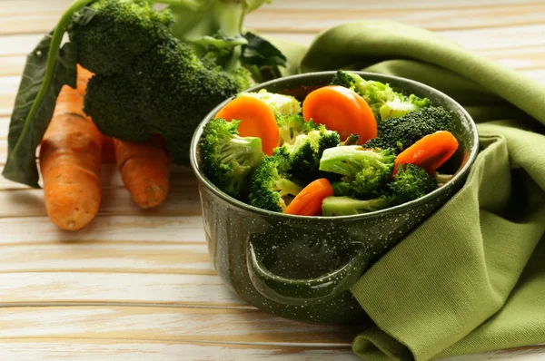 Verduras mixtas con zanahorias y brócoli sabrosa guarnición —  Fotos de Stock