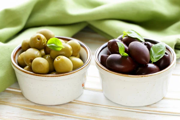 Gemarineerde groene en zwarte olijven (kalamata) in een keramische kom — Stockfoto