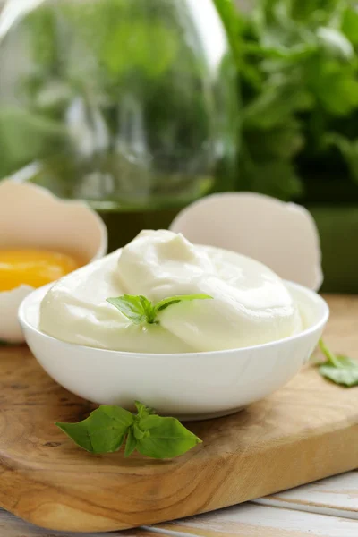 ซอสมายองเนสไข่ธรรมชาติในชามสีขาว — ภาพถ่ายสต็อก