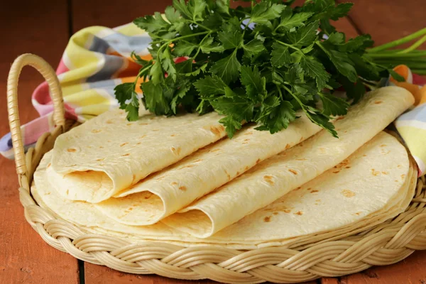 Stapel hausgemachter Vollkornmehl-Tortillas auf einem Holztisch — Stockfoto