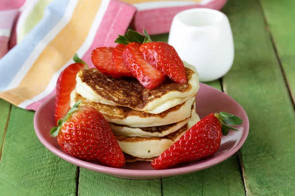 Panqueques para el desayuno con fresas frescas —  Fotos de Stock