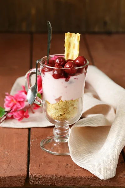 Mejeri dessert bagatell med körsbär i ett glas — Stockfoto