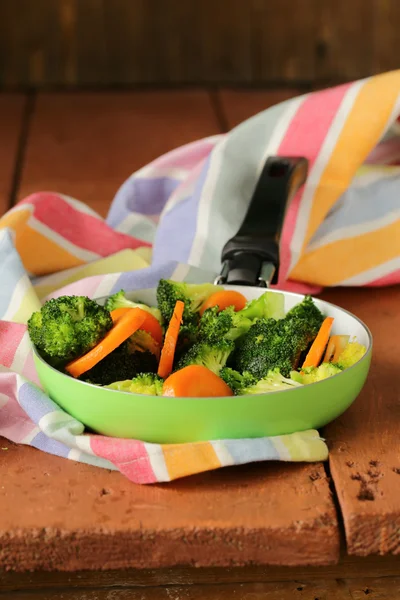 Verduras mixtas con zanahorias y brócoli sabrosa guarnición —  Fotos de Stock