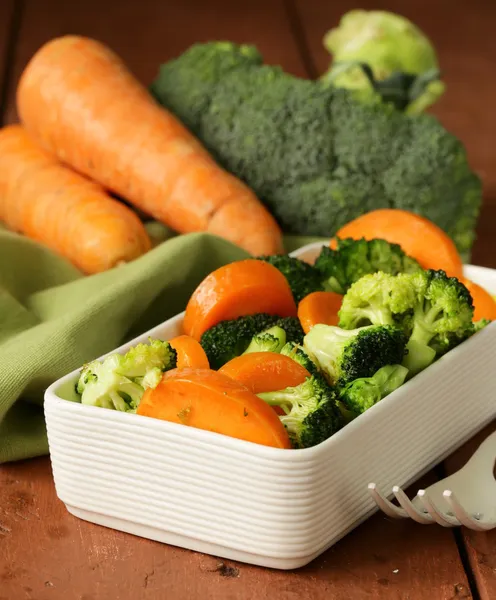 Ανάμικτα λαχανικά με καρότα και μπρόκολα νόστιμος Διακοσμήστε — Φωτογραφία Αρχείου