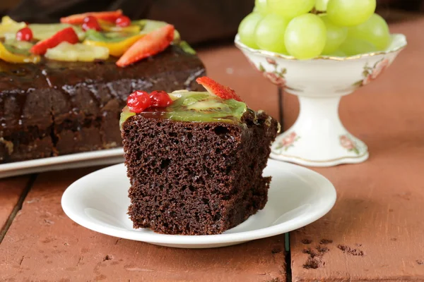 Pastel de brownie de chocolate decorado con diferentes frutas — Foto de Stock