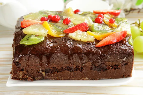 Pastel de brownie de chocolate decorado con diferentes frutas —  Fotos de Stock