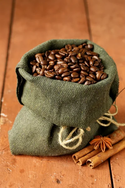 老式木制背景帆布袋中咖啡豆的静物 — 图库照片