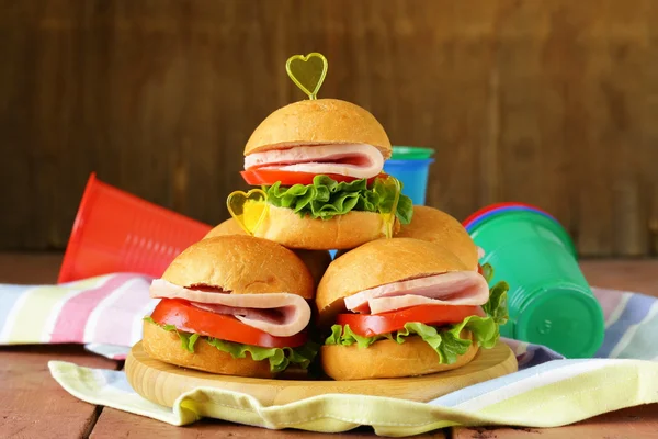 Mini hambúrgueres com presunto e legumes lanches para festas e piqueniques — Fotografia de Stock