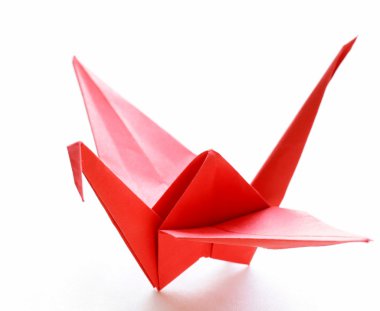 Beyaz bir arka plan üzerinde renkli kağıt origami kuşlar