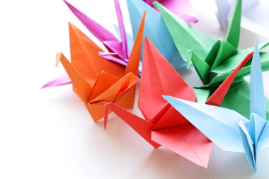 Beyaz bir arka plan üzerinde renkli kağıt origami kuşlar