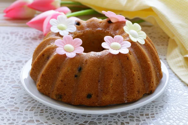 Pastel de Pascua festivo decorado con flores —  Fotos de Stock