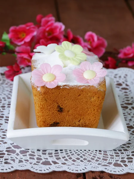 复活节节庆蛋糕装饰着花朵 — 图库照片