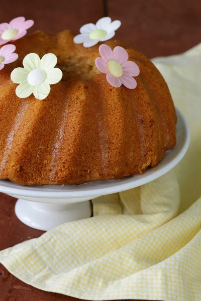 Pastel de Pascua festivo decorado con flores —  Fotos de Stock