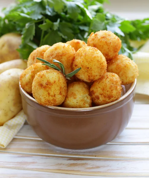 Gebratene Kartoffel-Bälle (Kroketten) mit Rosmarin — Stockfoto