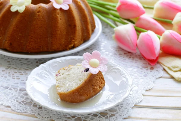 复活节节庆蛋糕装饰着花朵 — 图库照片